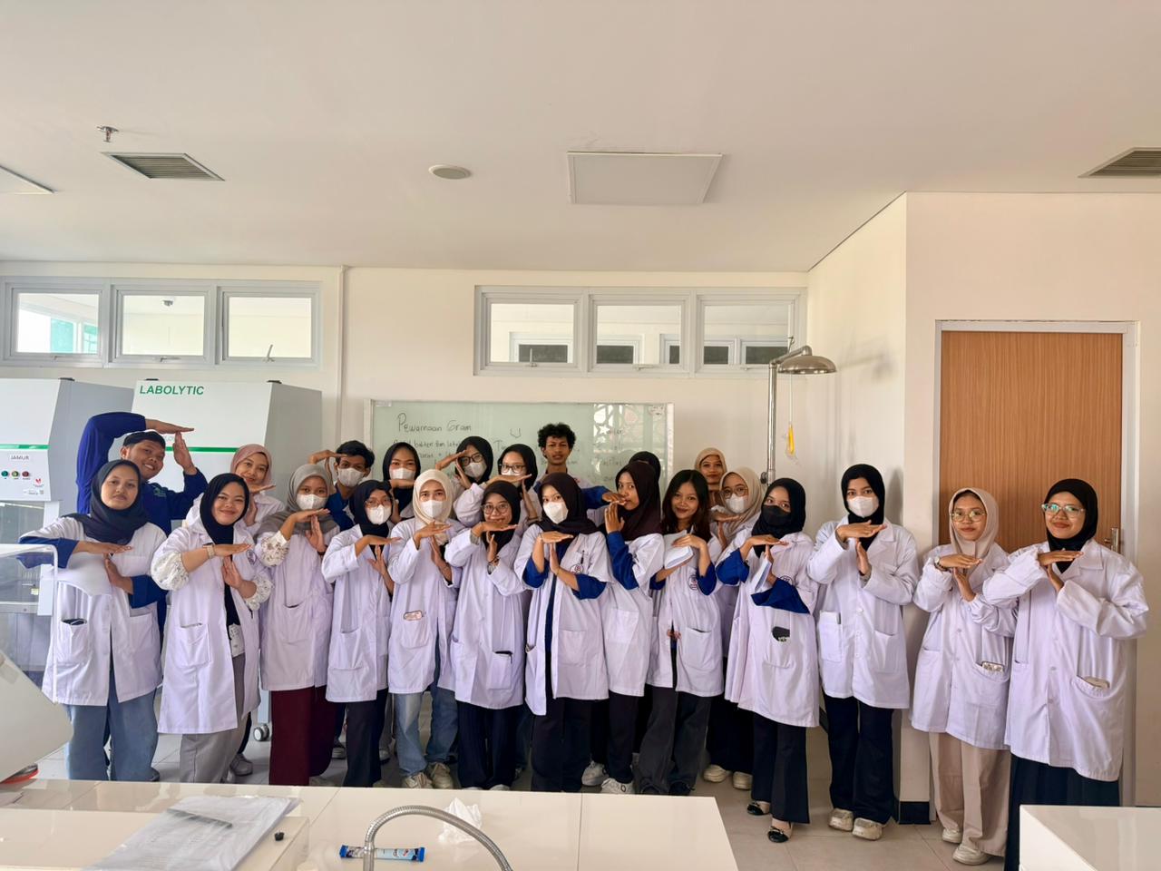 Implementasikan MoA, Mahasiswa Prodi Teknologi Rekayasa Pangan Universitas Duta Bangsa Laksanakan Praktikum Mikrobiologi Umum di Fakultas Sains Teknologi UIN Raden Mas Said Surakarta